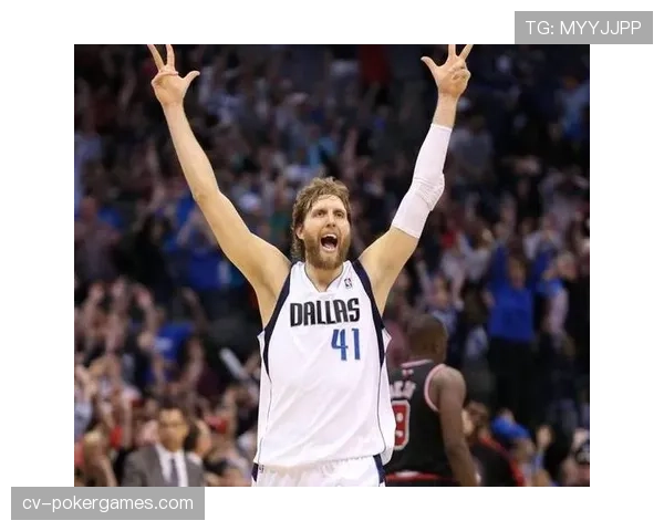 传奇球星德克·诺维茨基现身独行侠主场，为东契奇颁发月度最佳奖杯